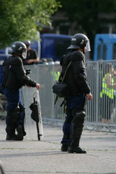 Ufficiale Polizia Con Fucile Sullo Sfondo — Foto Stock