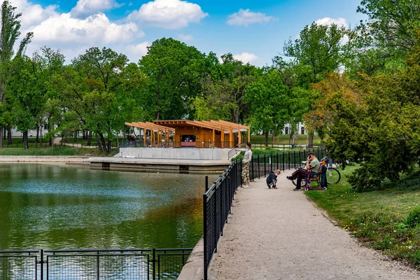 Vacker Park Med Sjö Europeisk Stad — Stockfoto