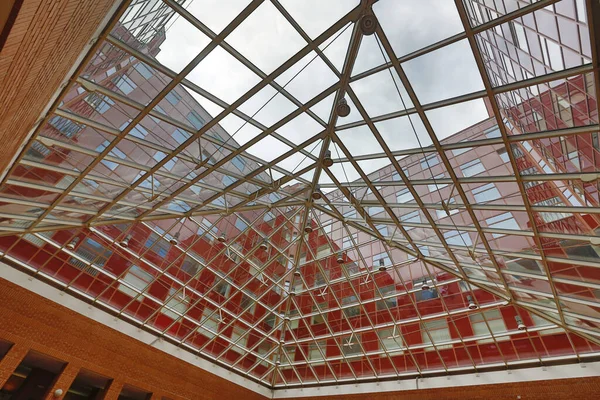 ガラスのファサードを持つモダンな建物 — ストック写真