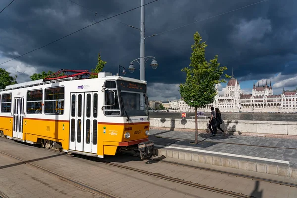 Budapest Hungary May 2019 Tram Batthyany Square Front Parliament Building — Stock Photo, Image