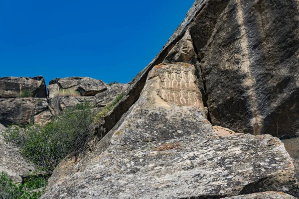 Starověké Skalní Řezby Petroglyfy Národním Parku Gobustan Expozice Petroglyfů Gobustánu — Stock fotografie