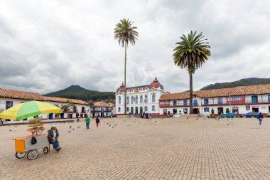 ZIPAQUIRA, COLOMBIA - 22 Ekim 2015: Zipaquira 'nın ana meydanı. Kasaba öncelikle tuz katedrali olarak bilinir. Bir tünelde tuz deposu içine inşa edilmiş bir yeraltı kilisesi..