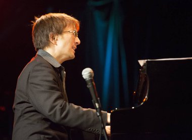 BUDAPEST, HUNGARY - 30 Ekim: Kuriya Makoto Japon piyanist sunum organizasyonunda çalıyor. Japonya Vakfı tarafından 30 Ekim 2012 'de Budapeşte, Macaristan' daki A38 konser salonunda.