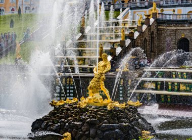 PETERSBURG, RUSSIA - 12 AĞUSTOS 2018: Peterhof Sarayı, UNESCO dünya mirası sahası, çeşmeler ve bahçeler