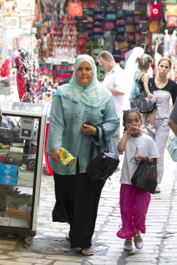 Dört kişilik mutlu bir aile sokakta yürüyor.