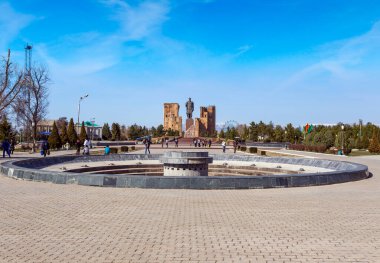 SHAKRISABZ UZBEKISTAN - 21 Mart 2012 'de Shakrisabz, Özbekistan' da olduğu gibi yine Amir Timur veya Tamerlane olarak adlandırılan Timur Heykeli. Timur, Shahrisabz yakınlarındaki Khodja-Ilgar köyünde doğdu.. 