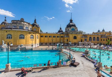 Macaristan Budapeşte 'de modern yüzme havuzu