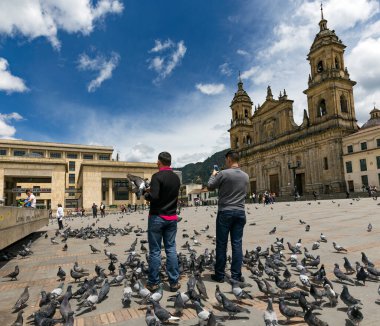BOGOTA, COLOMBIA - 22 Ekim 2015: Başkent merkezindeki Bolivar Meydanı 'nda kimliği belirsiz insanlar. Bogota Latin Amerika 'nın en hızlı büyüyen büyük şehridir..