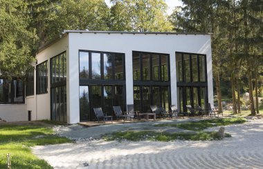 geniş pencereli modern bir ev.