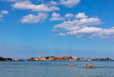 NESSEBAR, BULGARIA - 18 Temmuz 2016: New City 'deki Nessebar Sunny Beach' teki insanlar. Tatil köyünün inşaatı 1958 'de komünist dönemlerde başladı..