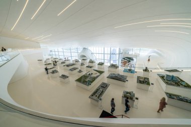 Bakü, Azerbaycan - 6 Mayıs 2019: Bakü 'deki Heydar Aliyev Kültür Merkezi' nin iç işleri detayları. Kültür merkezi, mimar Zaha Hadid tarafından inşa edildi..