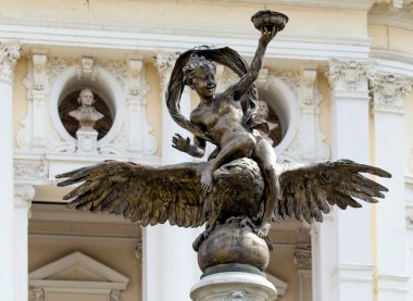 BRATISLAVA, SLOVAKIA - 14 Ağustos 2015: Ulusal Opera Binası önündeki çeşmenin bir parçası. Bratislava Slovakya 'nın başkentidir ve Slovakya' da en çok ziyaret edilen şehirdir..