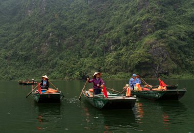 Nehirde yüzen Asyalılar