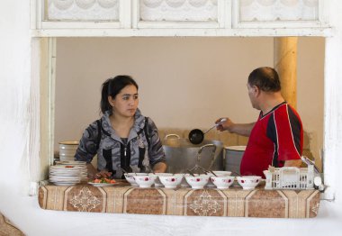 Çömlekçilik atölyesinde kadın ve erkek