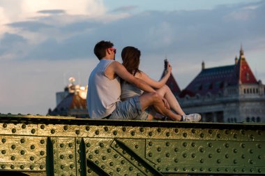 Şehrin çatısında birbirine aşık romantik bir çift