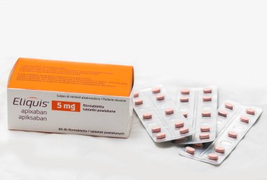 Beyaz arka planda hap ve tablet paketleri