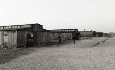 OSWIECIM, POLAND - 22 Ekim 2012 'de Polonya' nın Oswiecim kentinde eski bir Nazi imha kampı olan Auschwitz Kampı II. Avrupa 'daki en büyük Nazi toplama kampıydı..
