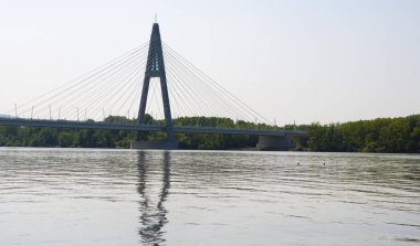 Riga şehrinde nehir boyunca köprü.