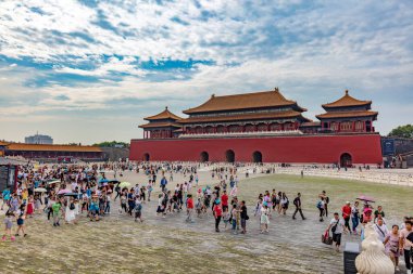 Çin - 29 Temmuz 2017: Yasak şehri ziyaret eden insanlar, Çin İmparatorluk Sarayı 'nı Ming Hanedanlığı' ndan Qing Hanedanı 'nın sonuna kadar ziyaret etti. Tiananmen Meydanı 'nda.