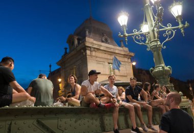 Budapeşte, Macaristan - 6 Temmuz 2019: Macar başkentinin en eski köprülerinden biri olan Liberty Köprüsü 'nde yaz gecesinin tadını çıkaran tanımlanamayan insanlar. Köprü hafta sonları ulaşıma kapatıldı. 