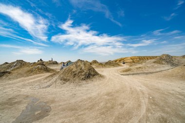 Mavi gökyüzü ve bulutlu çöl manzarası