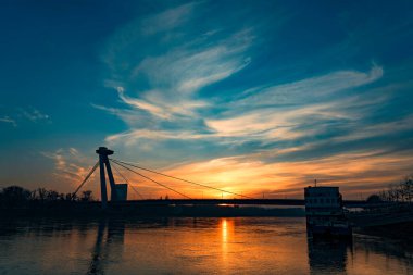 Nehrin üzerinde gün batımı