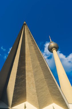 Gökyüzü arkaplanındaki yüksek heykel