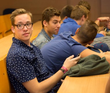 BUDAPEST, HUNGARY - 10 Ekim 2014: ELTE Üniversitesi 'nde kimliği belirsiz öğrenciler