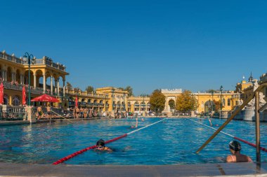 Budapeşte, Macaristan. 16 Nisan 2016: Macaristan 'ın Budapeşte kentinde güneşli bir günde Szechenyi Hamamları.