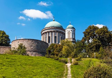 Şehirdeki eski binanın manzarası