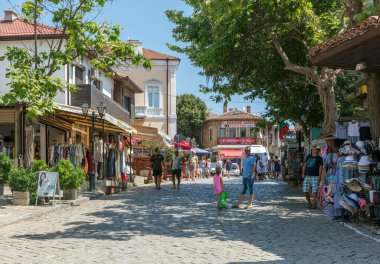 SOZOPOL, BULGARIA - 22 Temmuz 2016: Old Town 'da sokak. Sozopol MÖ 7. yüzyılda Yunan sömürgeciler tarafından kuruldu. Günümüzde ülkenin en büyük sahil beldelerinden biridir.