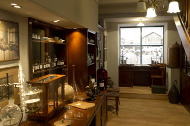 Şehir merkezinde lüks bir restoranın içinde.