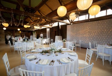 Bir restoranda düğün için hazırlanan masa.