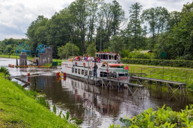 Nehir kıyısındaki tekne.