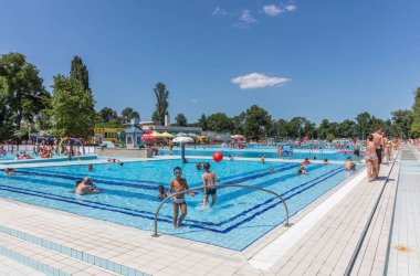 Parkta yüzme havuzu