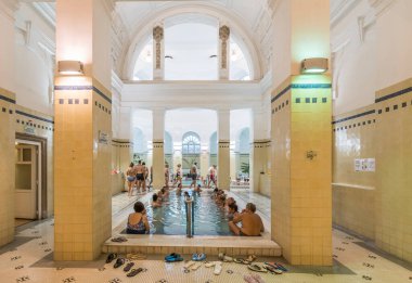 Budapeşte, Macaristan 16 Ekim 2017: Macaristan 'ın Budapeşte kentinde Szechenyi hamamlarının içi. Avrupa 'nın en büyük termal banyo kompleksi..