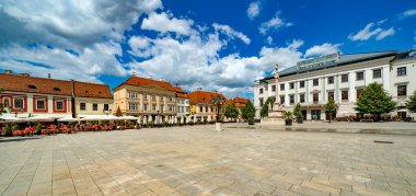 GYOR - 4 Haziran 2020: Gyor, Macaristan şehir merkezi. Gyor 'un güzel bir barok eski şehri var..