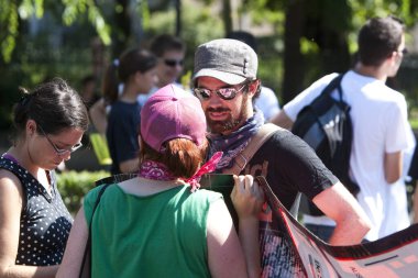 BUDAPEST, HUNGARY - 10 Temmuz 2010: Budapeşte, Macaristan 'da kimliği belirsiz insanlar LGBT (lezbiyen, gey, biseksüel ve transseksüel) haklarını desteklemek için düzenlenen Budapeşte Gay Onur Yürüyüşü' ne katıldılar..
