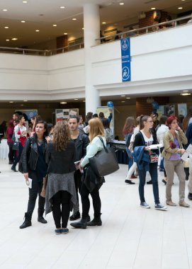 BUDAPEST, HUNGARY - 10 Ekim 2014: ELTE Üniversitesi 'nde kimliği belirsiz öğrenciler