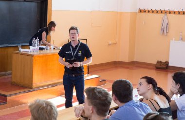 BUDAPEST, HUNGARY - 02 Eylül 2015: Budapeşte 'deki ELTE Üniversitesi' nin kimliği belirsiz öğrencileri ve öğretmenleri. Eotvos Lorand Üniversitesi (ELTE) Macaristan 'ın en büyük ve en eski üniversitesidir..