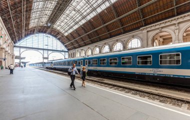 BUDAPEST, HUNGARY - 16 Haziran 2016: Budapeşte 'deki Keleti İstasyonu' nun İçi. Keleti, 1884 yılında açılan Doğu tren istasyonudur ve Avrupa 'nın en büyük tren istasyonlarından biridir..