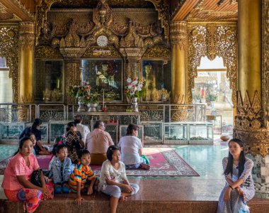 Tayland 'daki Budist tapınağındaki insanlar