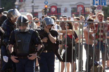 Tüfekli bir polis memuru