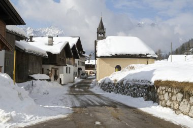 Dağlardaki köyün manzarası