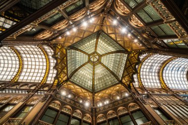 Budapeşte, Macaristan - 12 Haziran 2019: Hyatt Hotel 'in Parizsi Udvar (Parisian Passage) iç mekanı, Haziran 2019' da Macaristan 'ın Budapeşte kentinde açıldı.