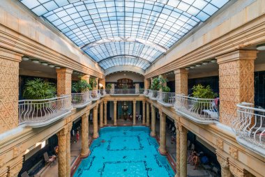 BUDAPEST, HUNGARY - 4 Kasım 2017: Gellert Spa and Bath 'da yüzme havuzu, sanat tarzında popüler bir termal banyo, 1918 yılından beri açıktır..