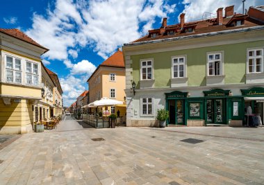GYOR - 4 Haziran 2020: Gyor, Macaristan şehir merkezi. Gyor 'un güzel bir barok eski şehri var..
