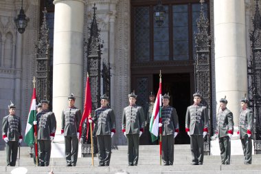 Şehirdeki bir grup mezun.