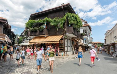 NESSEBAR, BULGARIA - 20 Temmuz 2016: Eski kasabadaki insanlar. Site, Antik Nesebar Kenti UNESCO Dünya Mirası Alanının bir bölümünü oluşturuyor..