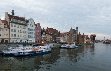 GDANSK, POLAND - 26 Eylül 2014: Gdansk, Polonya 'da Riverside view. Şehir, ortaçağ eski kasaba mimarisi ile Polonya Pomeranya 'nın tarihi başkentidir..